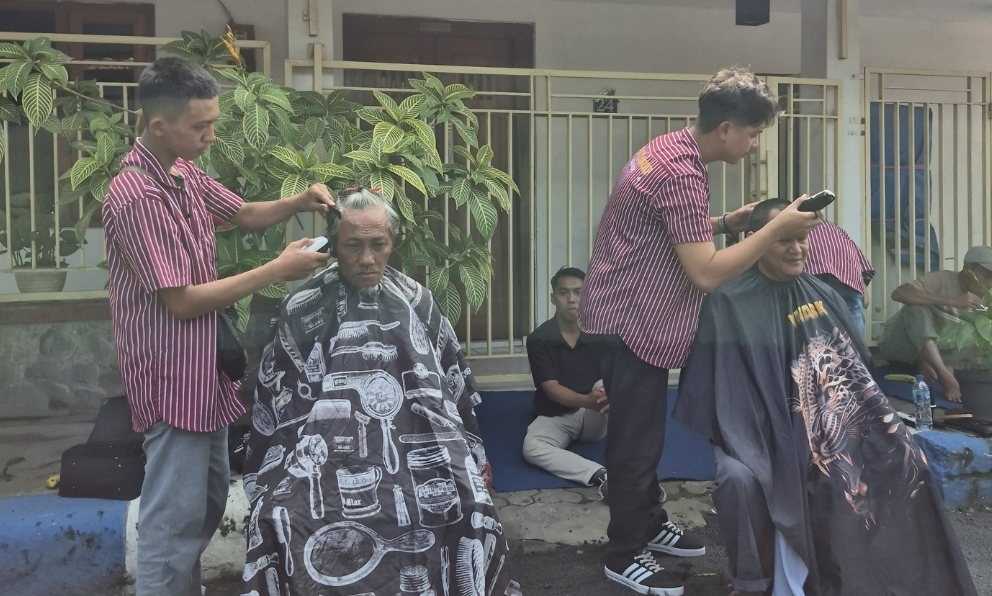 Rabu Berkah tidak hanya menyajikan makan gratis, tapi juga ada layanan potong rambut gratis untuk bapak-bapak.