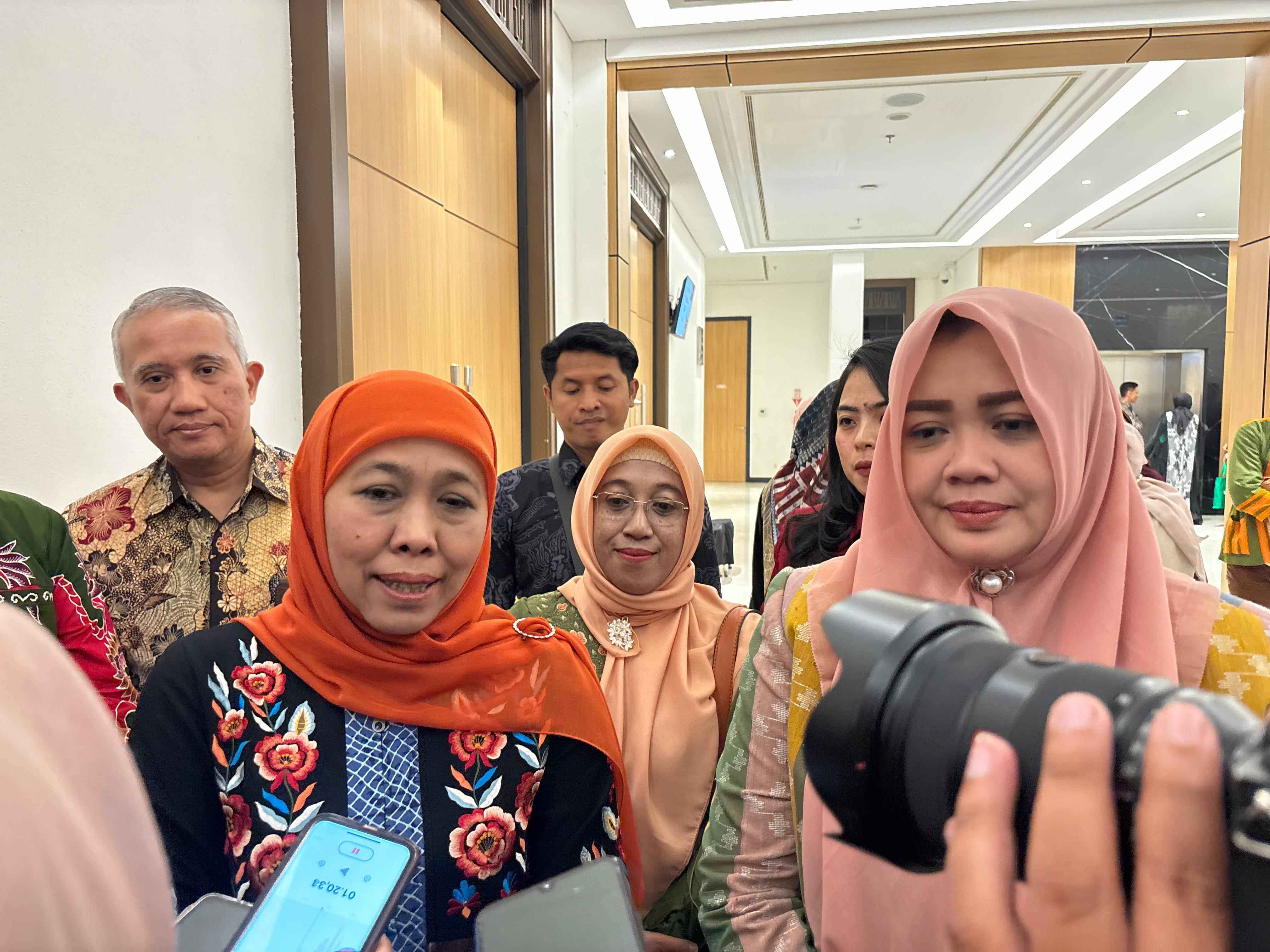 Gubernur Jatim Khofifah Indar Parawansa dan Wagub NTB Hj Indah Dhamayanti Putri ditemui dalam acara silaturrahmi dengan masyarakat NTB asal Jatim, di Mataram, Selasa malam (8/7).
