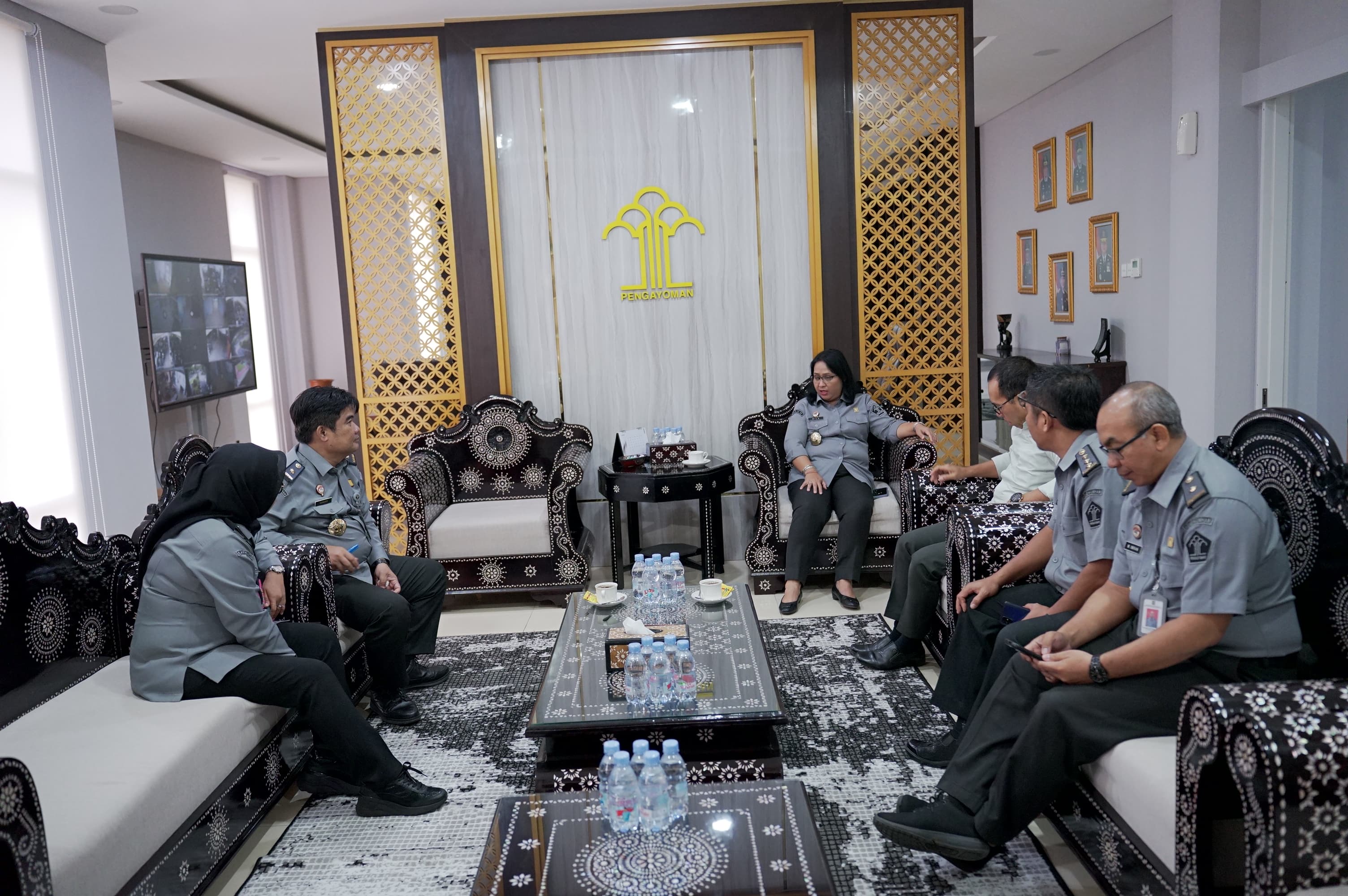 Kepala Kantor Wilayah Kementerian Hukum Nusa Tenggara Barat (Kakanwil Kemenkum NTB), I Gusti Putu Milawati, menerima kunjungan Bisnis Manager Retail & Mikro Bank NTB Syariah, M. Nur Rahmat.