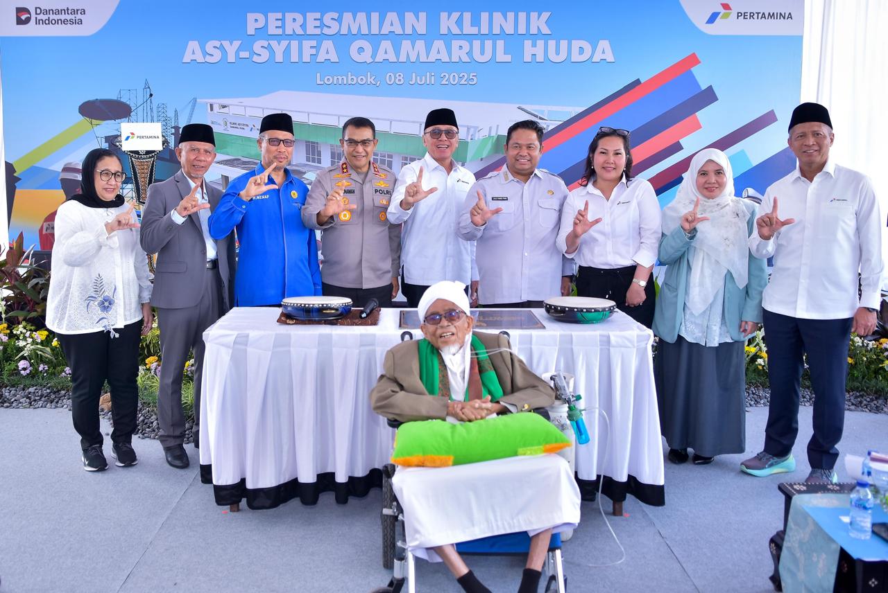 Komisaris Utama Pertamina Mochamad Iriawan bersama Gubernur NTB dan tokoh masyarakat saat meresmikan Klinik Asy-Syifa Qomarul Huda di Lombok Tengah, Selasa (8/7/2025).