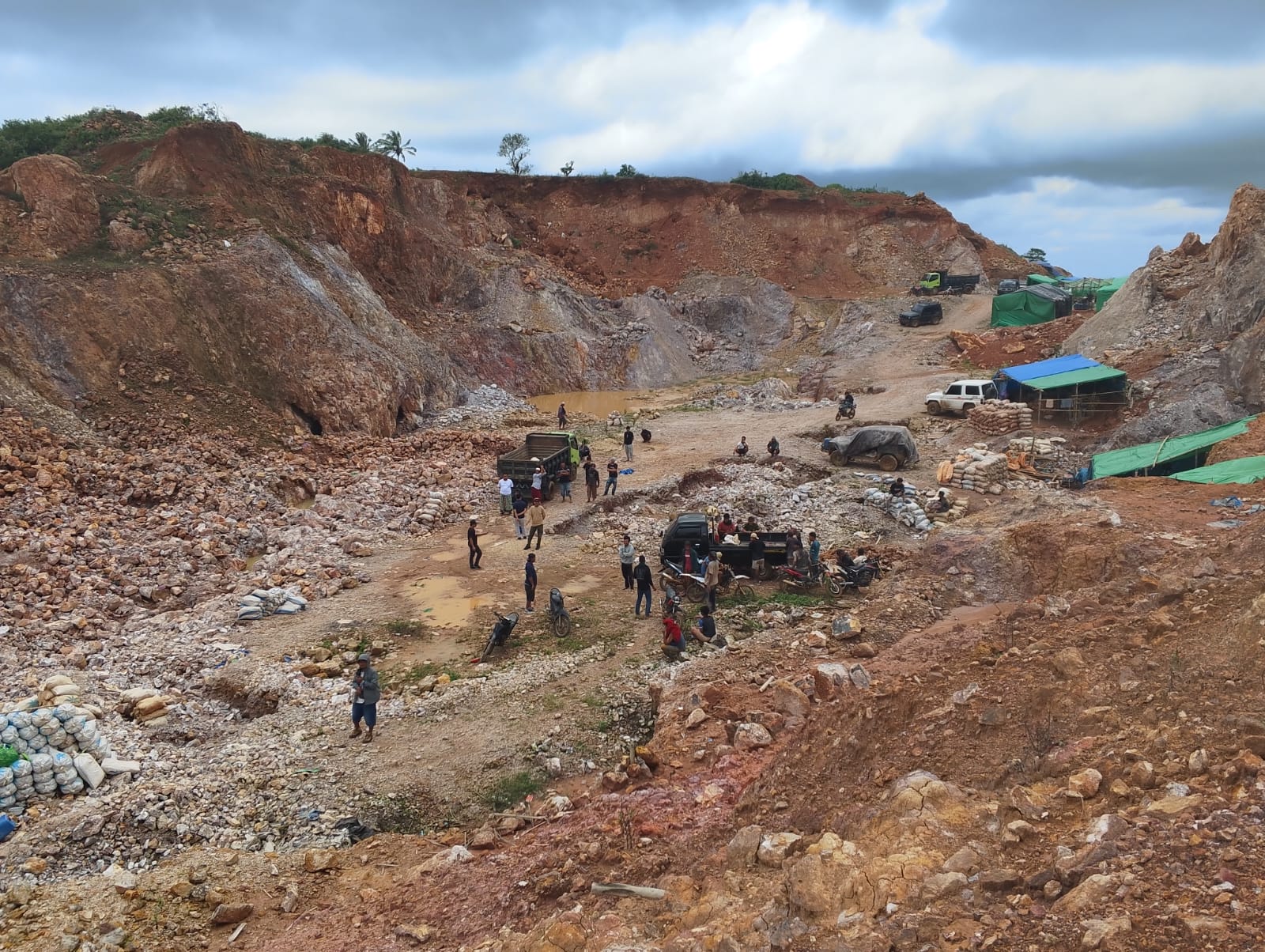 Legalitas tambang rakyat Sekotong menuai kritik. ESN sebut kebijakan populis ini ancam lingkungan dan kesehatan masyarakat. (Harli/Lombok Post)