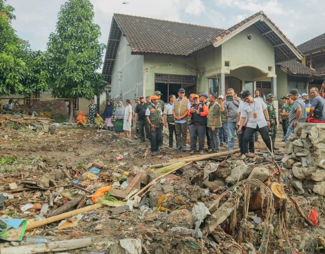Deputi Penanganan Darurat BNPB Tinjau Langsung Lokasi Banjir Mataram, Salurkan Bantuan Kebutuhan Dasar