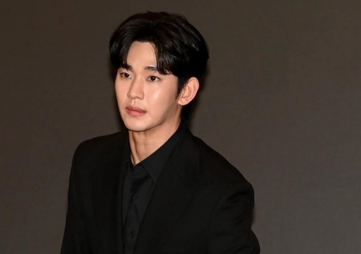 Digugat banyak pengiklan, aktor kim soo hyun jual apartemen mewah di galleria fore.