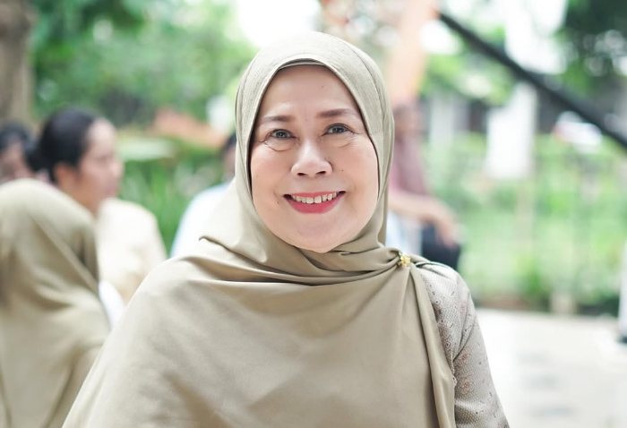 TAK MENGELUH: Meski hanya mengandalkan satu mata saja, Dewi Yull tetap bersyukur masih bisa bekerja dan bermanfaat bagi orang lain.