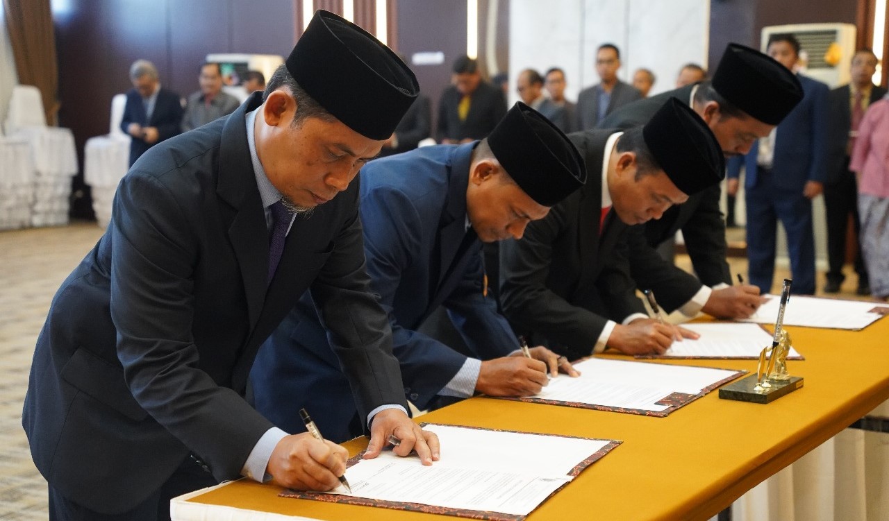 Para Dekan dan Wakil Dekan Unram Baru Periode 2025-2029 menandatangani berita sumpah jabatan, Rabu (9/7).