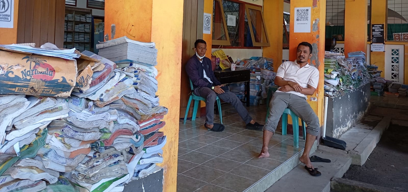 Ribuan buku di SMPN 13 Mataram terendam akibat banjir yang terjadi Minggu (6/7) lalu.
