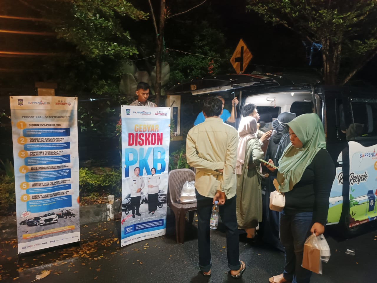 Para wajib pajak mengantre untuk membayar pajak. Mereka mendapat diskon pajak dari Pemprov NTB.