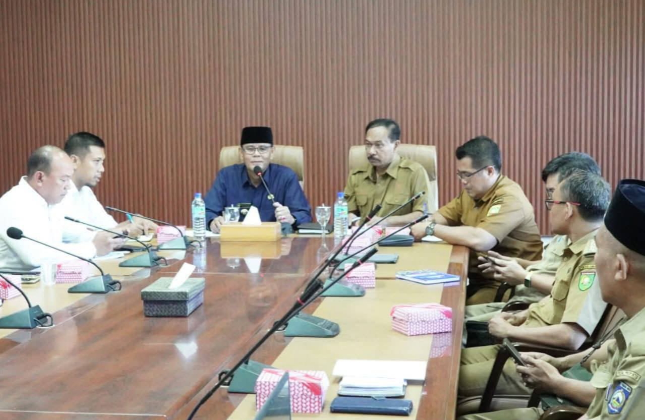 Bupati Sumbawa Syarafuddin Jarot memimpin Rakor pembangunan ruas jalan Inpres daerah, Senin (7/7).