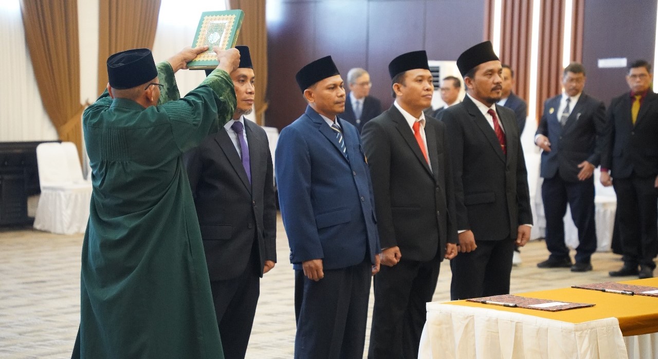 Para Dekan dan Wakil Dekan Unram Baru Periode 2025-2029 diambil sumpah jabatannya, Rabu (9/7).