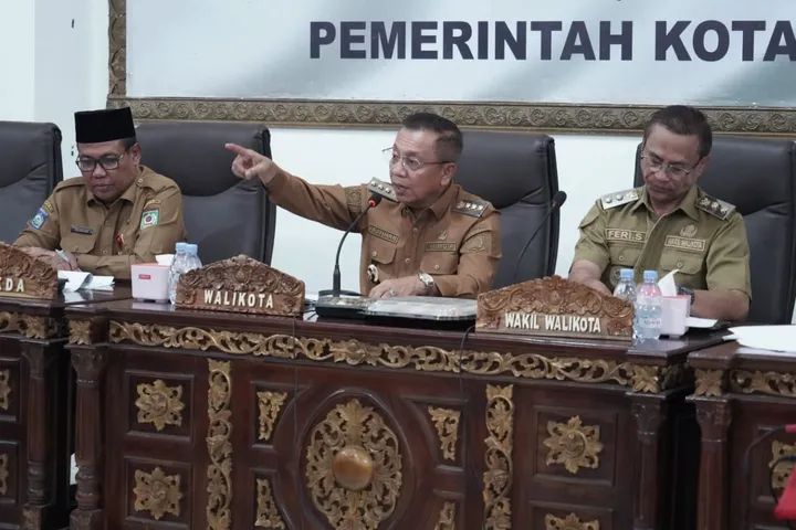 Wali Kota Bima HA Rahman H Abidin (tengah) menginstruksikan segel tempat hiburan yang jual miras saat rapat bersama OPD, Selasa (8/7).