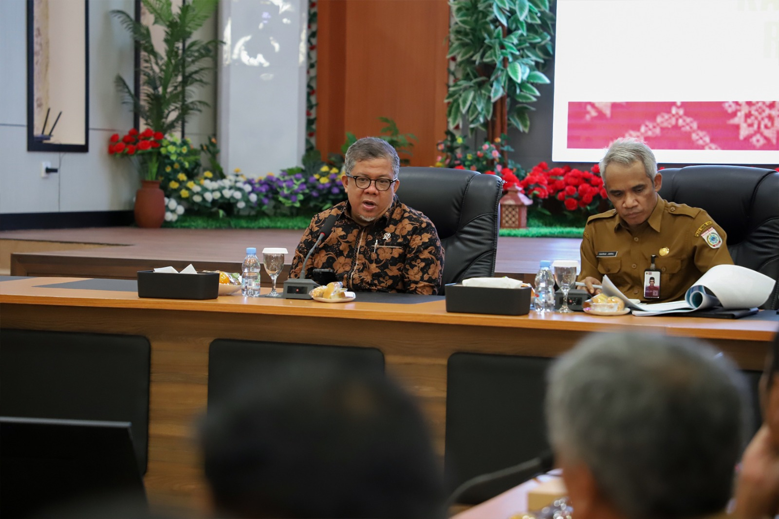 Wamen PKP Fahri Hamzah saat kunjungan kerja di KSB, kemarin. Kunjungannya kali ini, Fahri diterima Sekda KSB Hairul Jibril bersama jajaran Pemda KSB.&nbsp;