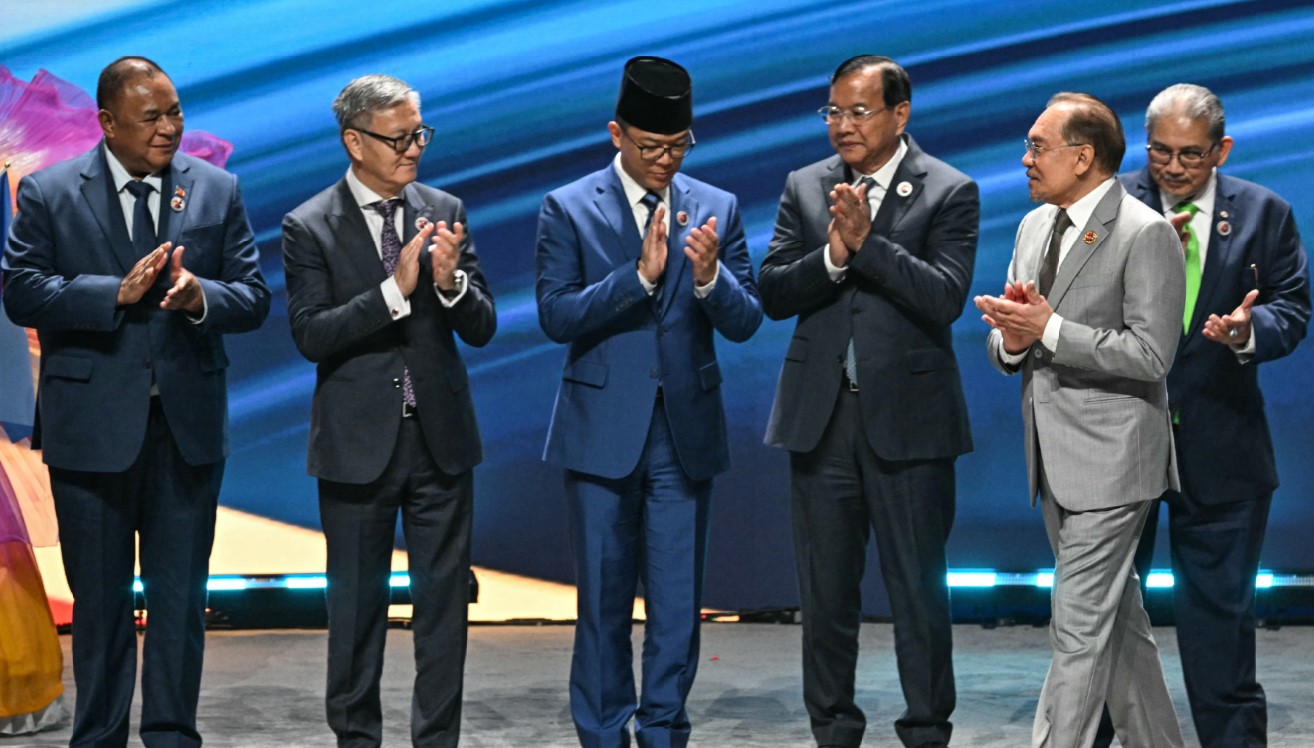 KOMPAK: Menteri Luar Negeri Indonesia Sugiono (tiga dari kiri) bersama para menlu ASEAN menyambut Perdana Menteri Malaysia Anwar Ibrahim saat pembukaan Pertemuan Menteri Luar Negeri ASEAN.