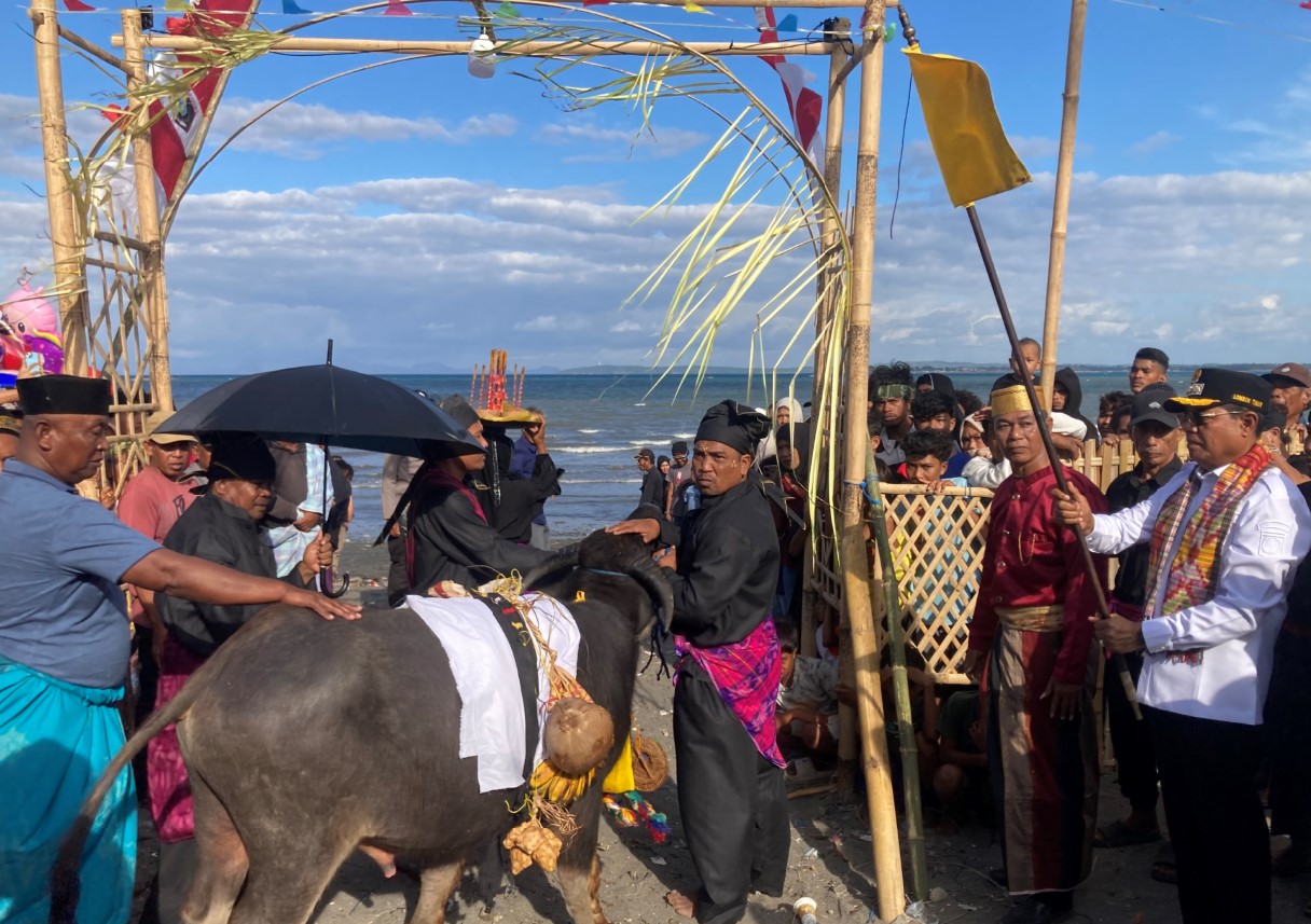RITUAL NYALAMAQ DILAUK: Bupati Lombok Timur H Haerul Warisin (memegang bendera) secara simbolis membuka ritual &lsquo;Nyalamaq Dilauk&rsquo; (Selamatan Laut, red) di Desa Tanjung Luar, Kecamatan Keruak, Lotim.