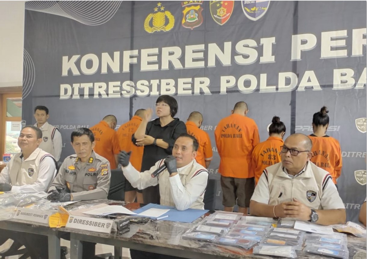 TANGKAP: Ditressiber Polda Bali Kombes Pol Ranefli Dian Candra (tengah) saat konferesi pers terkait penangkapan enam pelaku pencurian data pribadi milik WNI di Mapolda Bali,