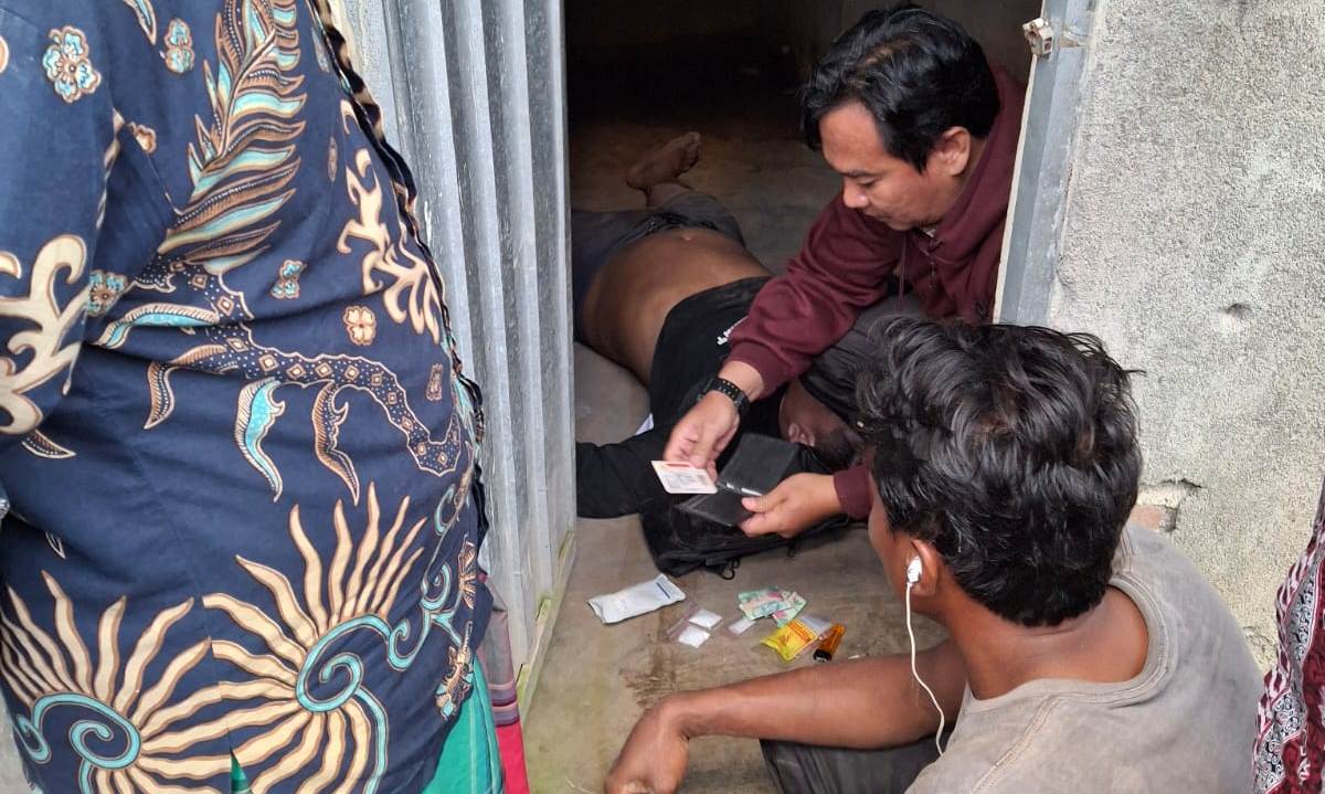 PENGGELEDAHAN: Tim berantas BNN NTB menggeledah rumah bandar narkoba berinisial W di Sekotong, Lobar, Rabu (9/7).