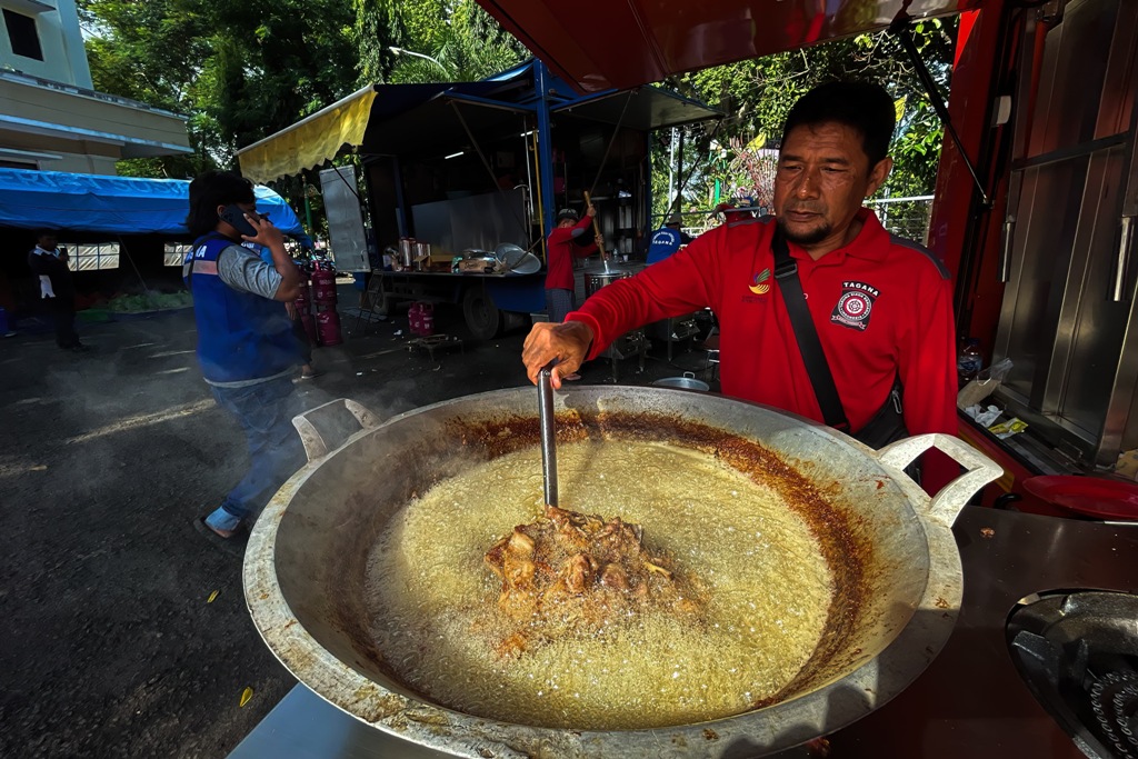 TEGAR: Tim dapur umum Dinas Sosial Kota Mataram sedang menggoreng ayam, Rabu (9/7).