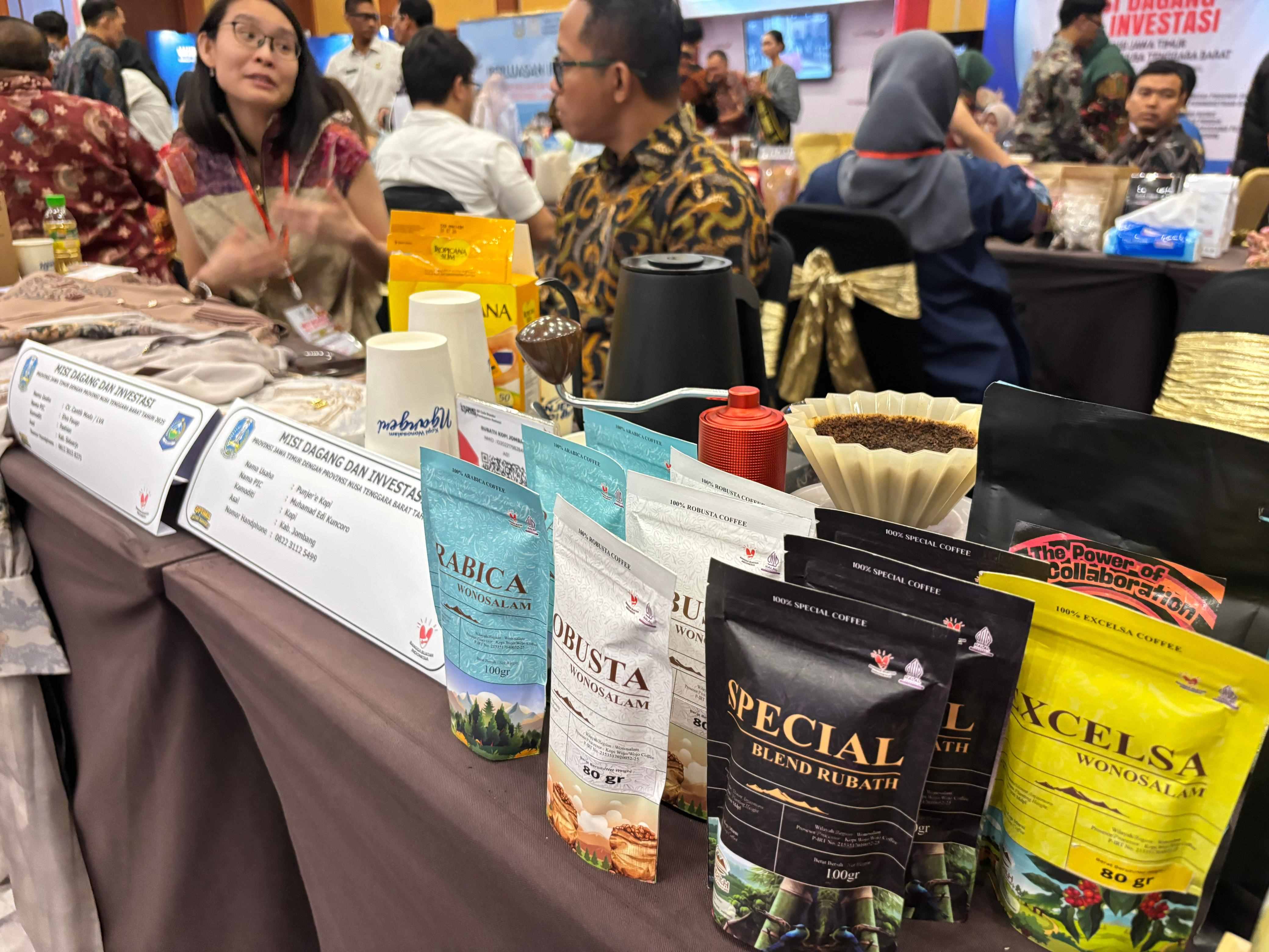 UNGGULAN: Sejumlah produk yang dipamerkan pelaku usaha, saat kegiatan Misi Dagang dan Investasi Jatim ke NTB, Rabu (9/7).