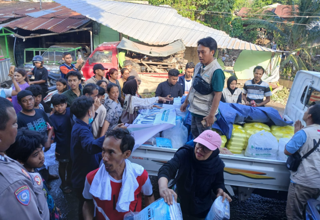 BANTU SESAMA: Relawan MIM Foundation dan Galaksi mendistribusikan bantuan makanan siap saji kepada warga terdampak banjir di Kecamatan Cakranegara, Kota Mataram didukung Bank Dina