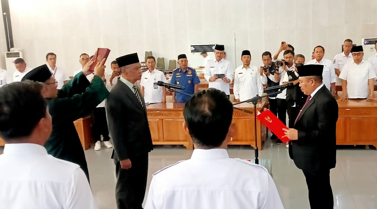 DILANTIK: Bupati Lobar Lalu Ahmad Zaini melantik Saeful Akhkam sebagai Asisten I Setda Lobar, Rabu (9/7).