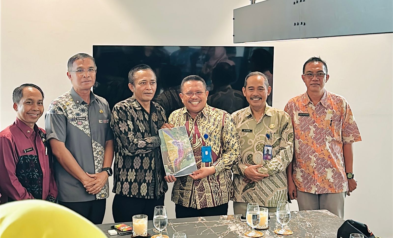 SEPAKAT: Bupati Lombok Tengah Lalu Ahmad Zaini (tiga dari kanan) dan Bupati Loteng Lalu Pathul Bahri (tiga dari kiri) saat menyepakati batas wilayah di kawasan Nambung, Kamis (10/7).