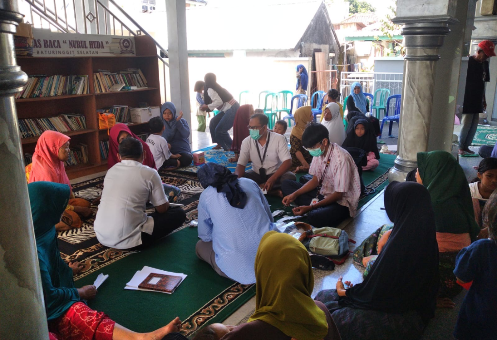 PEMULIHAN: Dikes Kota Mataram saat melakukan cek kesehatan dan trayma healing bagi warga terdampak banjir di Mataram, Rabu (9/7).&nbsp;