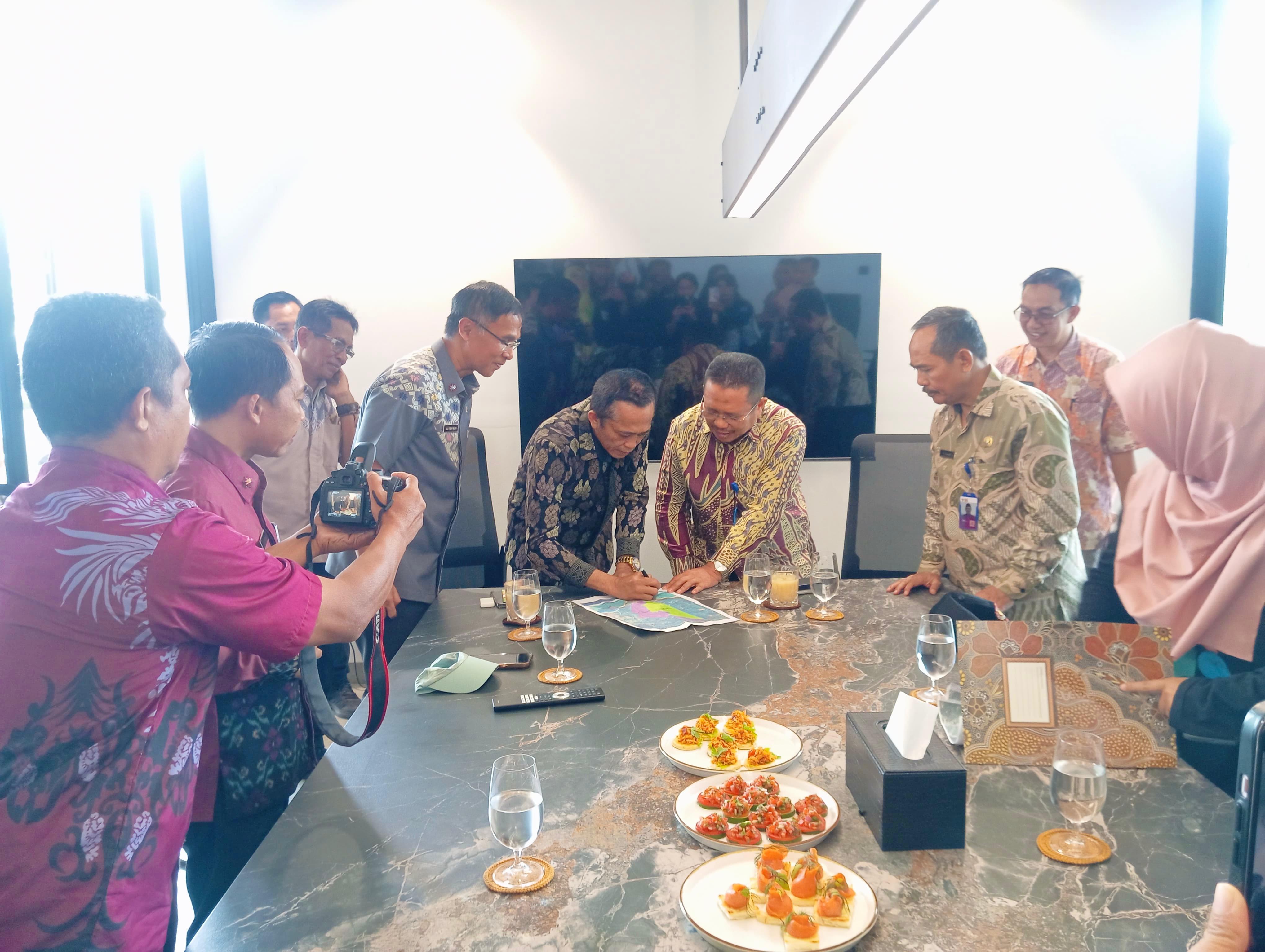 Bupati Lobar Lalu Ahmad Zaini dan Bupati Loteng Lalu Pathul Bahri menandatangani berita acara kesepakatan batas wilayah.