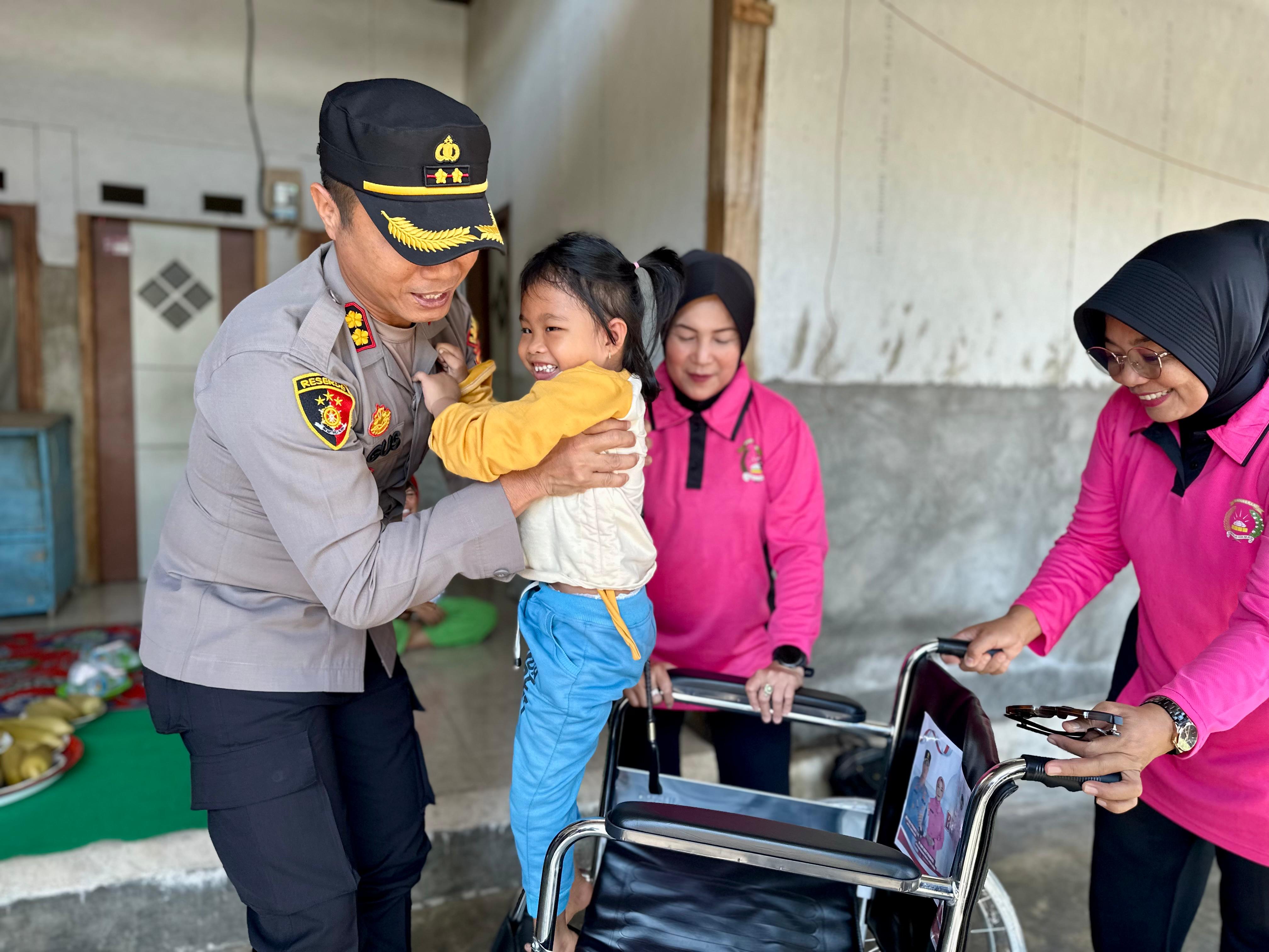 Kapolres Lombok Utara AKBP Agus Purwanta menduduki Elin di kursi roda.