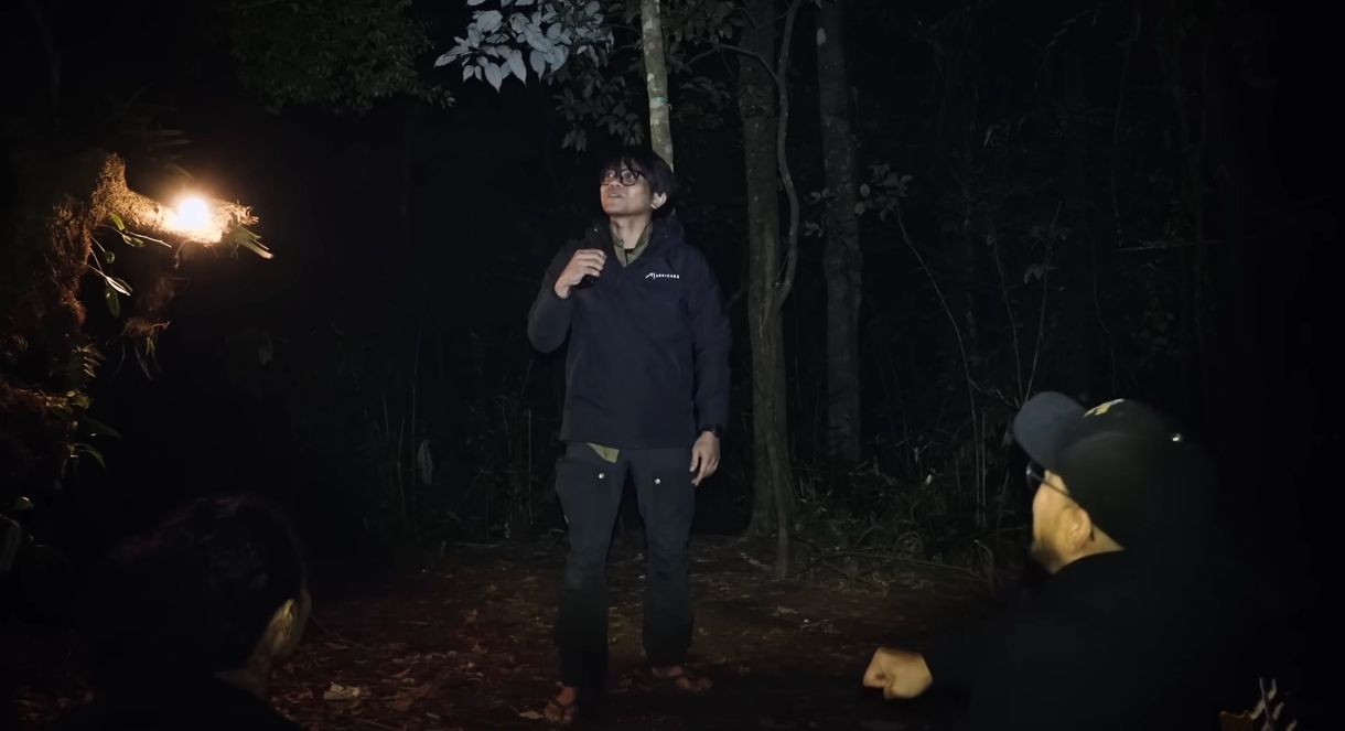 Aksi Dzawin Nur Iqram menyapa para penghuni Gunung Kawi di Channel YouTube-nya.