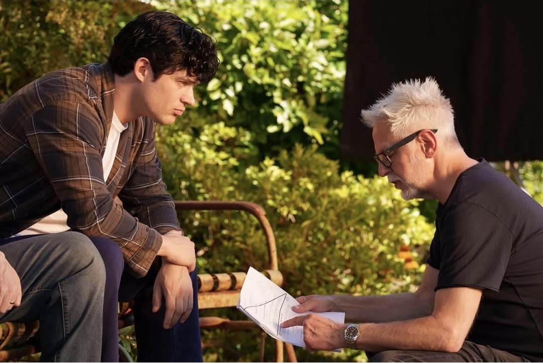 David Corenswet didapuk sebagai Superman terbaru, saat berdiskusi dengan James Gunn. Penampilannya memberi warna baru dalam semesta DC. (Foto: instagram)