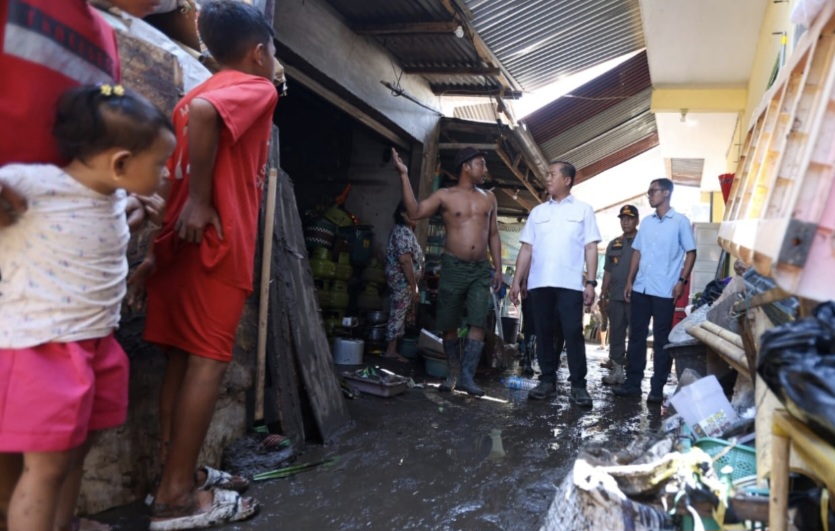GERAK CEPAT: Gubernur NTB Lalu Muhamad Iqbal turun bersama OPD membantu proses pembersihan pascabanjir yang melanda Kota Mataram.
