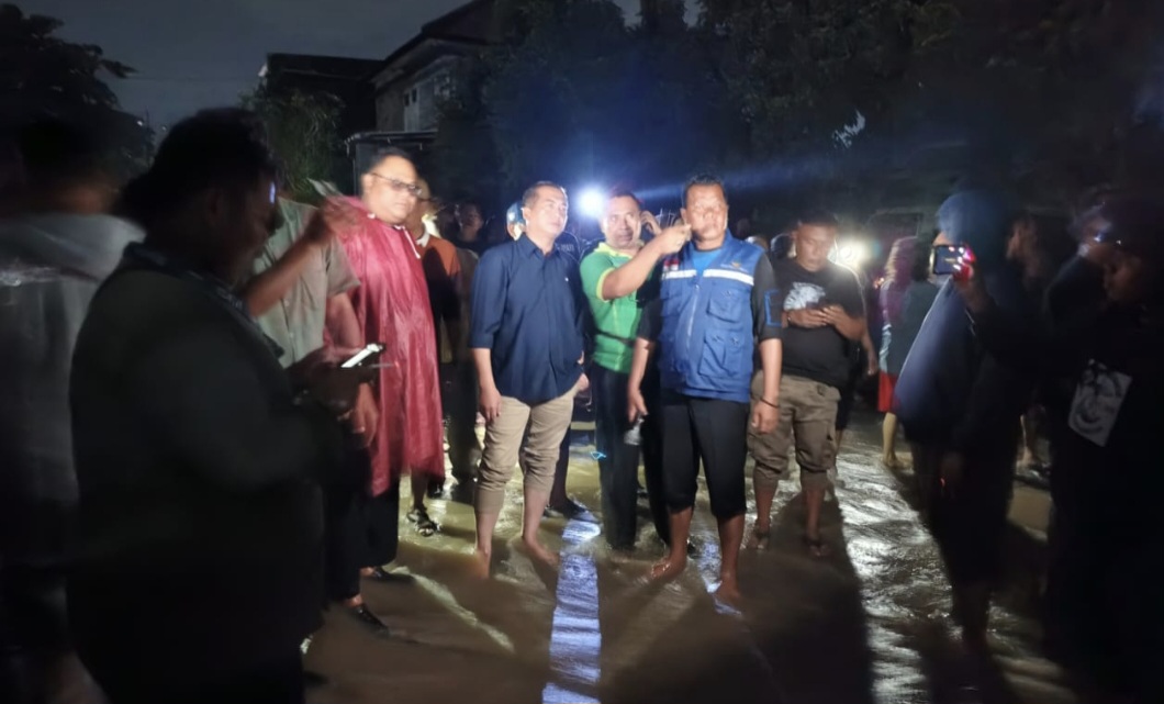 GERAK CEPAT: Gubernur NTB Lalu Muhamad Iqbal langsung turun melihat kondisi banjir di Kota Mataram Minggu malam (6/7) lalu.