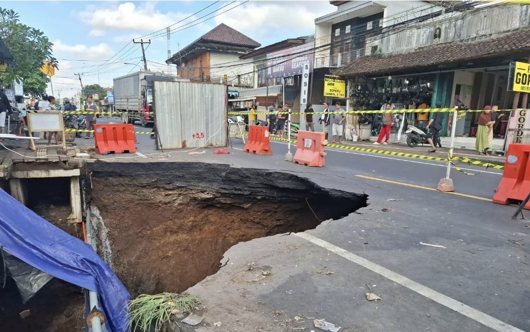 Sementara perbaikan berlangsung, arus lalu lintas dari Denpasar ke Gilimanuk maupun sebaliknya dialihkan. (Foto: Radar Bali)
