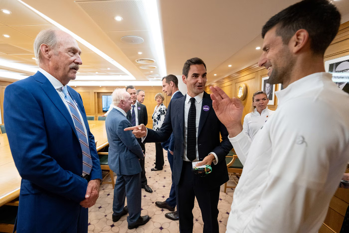 Stan Smith (kiri) bersama Roger Federer (tengah) dan Novak Djokovic (kanan).