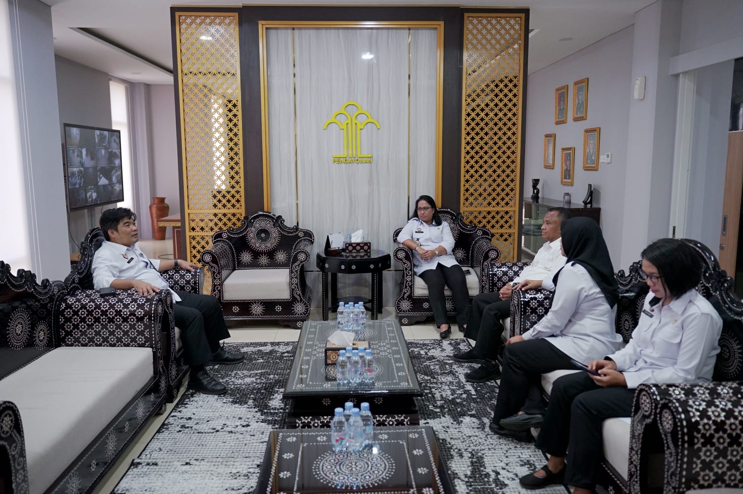 Kepala Desa Kembang Kuning Lalu Sujian bersama Kepala Kanwil Kemenkum NTB saat audiensi bahas film Misteri Kembang Kuning dan Posbankumdes.