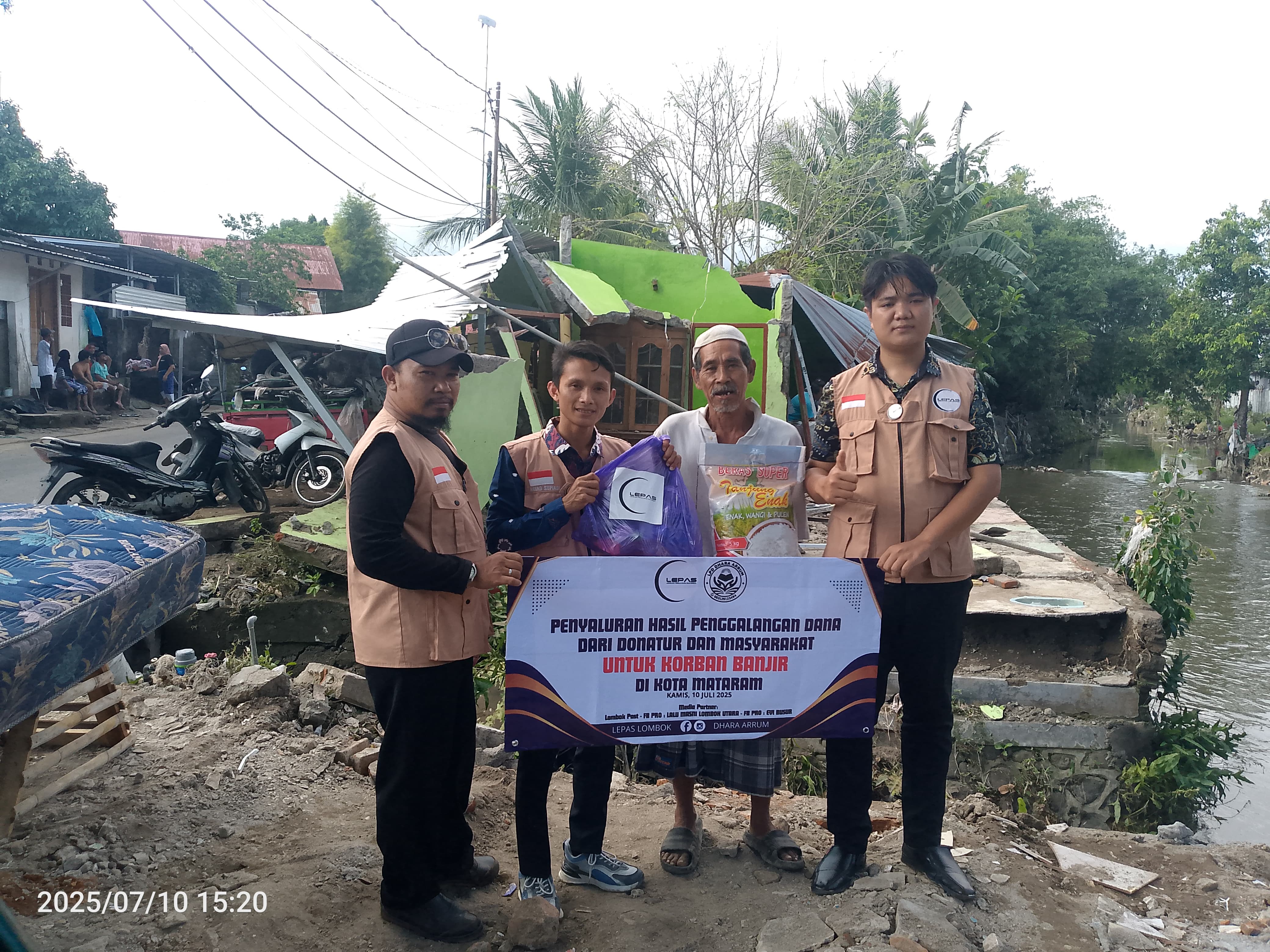 LEPAS Lombok dan Team Dara Arrum Salurkan Bantuan untuk Korban Banjir Mataram