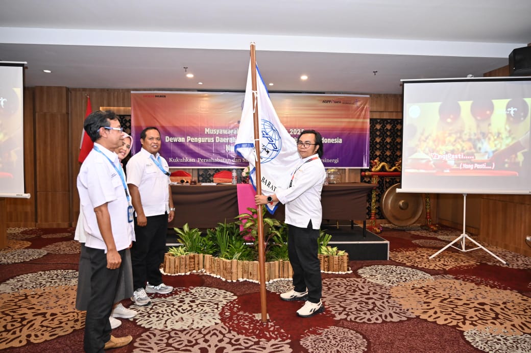 Ahmad Ziadi (kanan) memegang tongkat bendera ASPPI usai terpilih sebagai ketua DPD ASPPI NTB periode 2025&ndash;2029, dalam Musda yang digelar, Kamis (10/7).