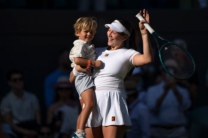 Amanda Anisimova tembus semifinal Wimbledon 2025, setelah bangkit dari cedera dan istirahat panjang. Pelatih Vleeshouwers beri strategi matang.