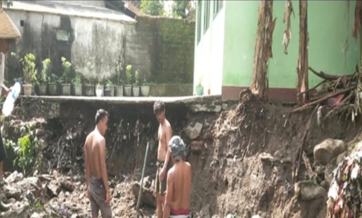 Nampak pekerja membersihkan sampah dan material di SDN 48 Cakranegara, Minggu lalu (6/7).