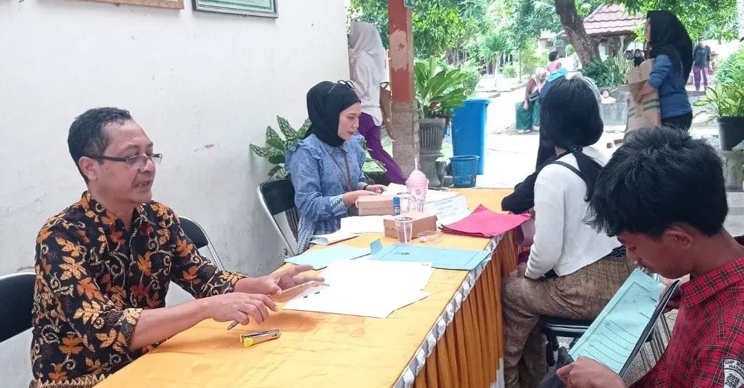 Calon siswa menyiapkan dokumen atau berkas saat daftar ulang di SMAN 6 Mataram.