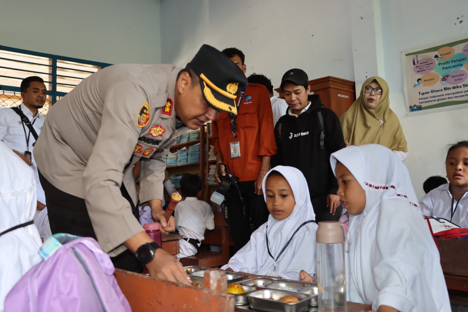 Kapolres Bima Kota AKBP Didik Putra Kuncoro menyapa siswa usai launching MBG di SDN 25 Santi, Rabu (9/7).