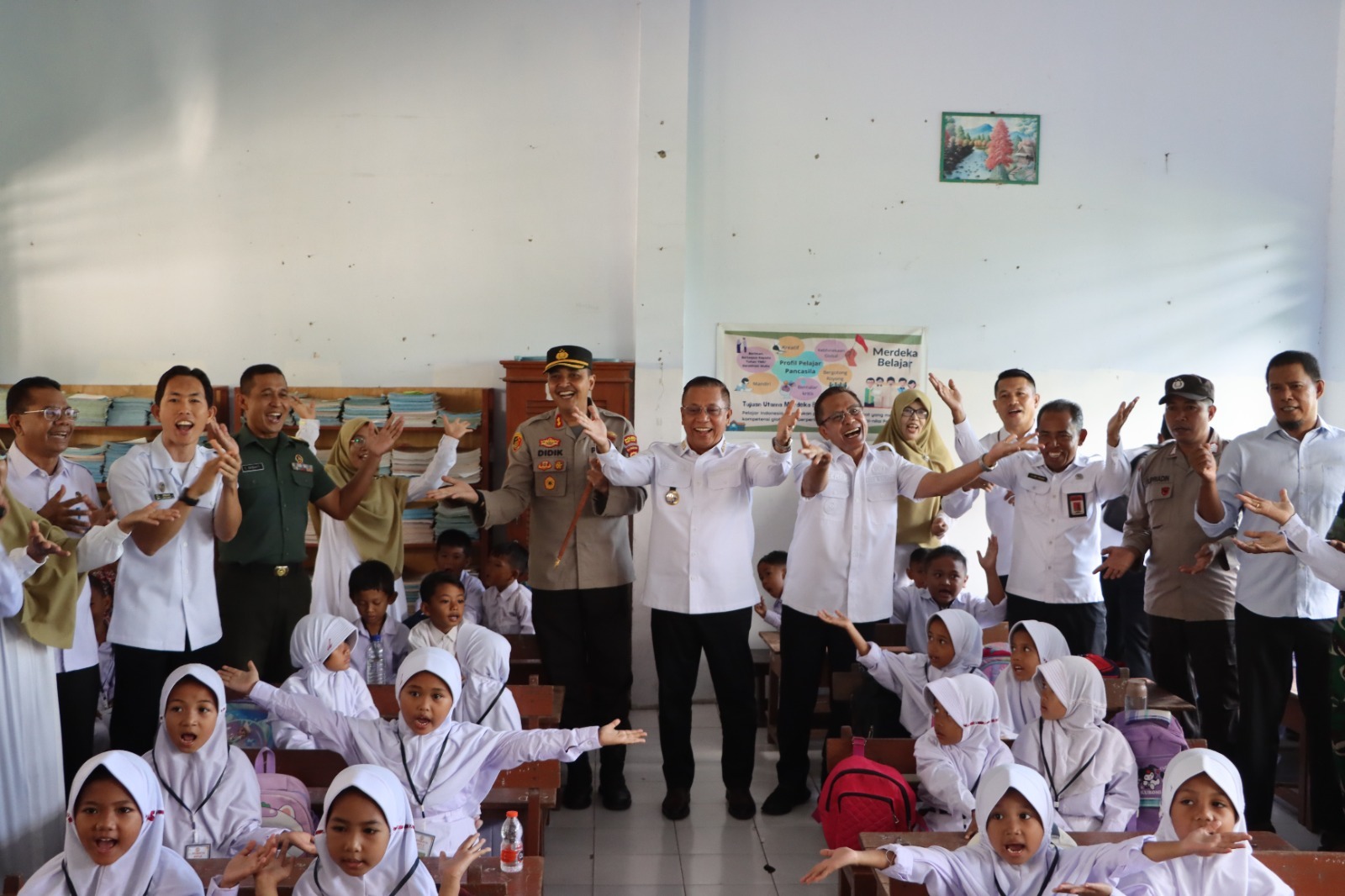 BERFOTO BERSAMA: Wali Kota Bima HA Rahman H Abidin dan Kapolres Bima Kota AKBP Didik Putra Kuncoro berfoto bersama usai launching MBG di SDN 25 Santi, Rabu (9/7).