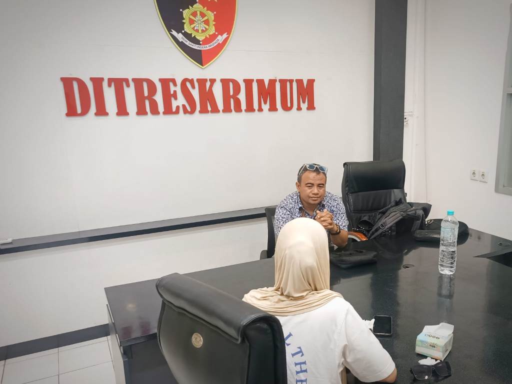 DAMPINGI KLIEN: Pengacara dari Aliansi Reformasi Polri untuk Masyarakat NTB Yan Mangandar Putra berbincang dengan Misri Puspita Sari di Polda NTB, belum lama ini.