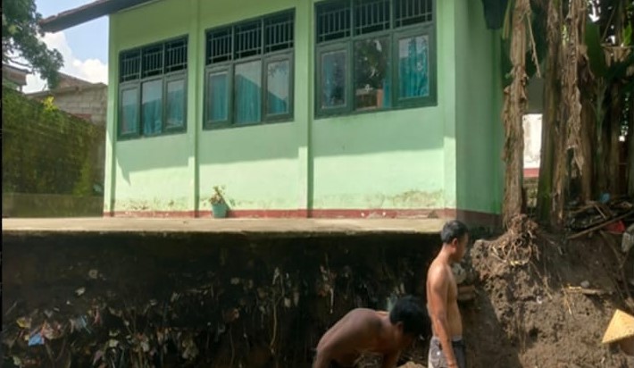 Kondisi Ruang Perpustakaan SDN 48 Cakranegara amblas akibat banjir, Minggu lalu (6/7).