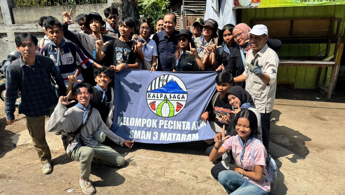 Ekskul Kalpasaga SMAN 3 Mataram foto bersama Gubernur NTB Lalu Muhamad Iqbal di sela-sela membersihkan sampah akibat banjir di Lingkungan Kebun Duren, Kecamatan Sandubaya, Kamis (10/7).