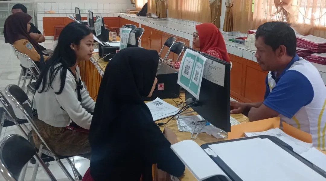 Calon siswa saat daftar ulang di SMAN 6 Mataram.