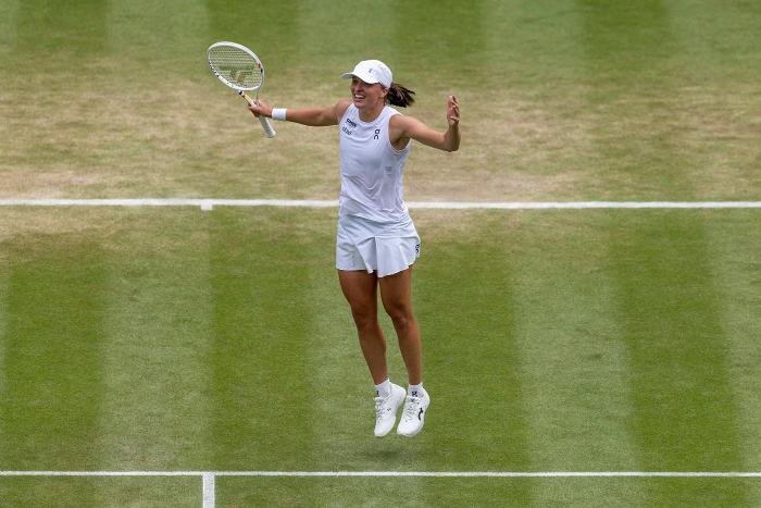 Iga Swiatek melaju ke semifinal Wimbledon usai kalahkan Liudmila Samsonova. Swiatek cetak sejarah baru untuk tenis Polandia.