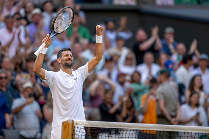 Novak Djokovic bertahan dari ujian berat lawan muda Flavio Cobolli dan siap menghadapi Jannik Sinner di semifinal Wimbledon 2025.