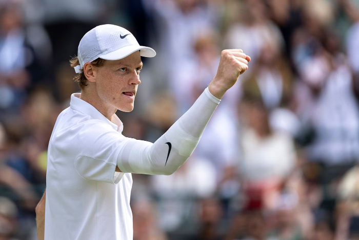 Jannik Sinner melaju ke semifinal Wimbledon 2025 usai kalahkan Ben Shelton. Cedera siku tak hentikan langkah unggulan No.1 asal Italia itu.