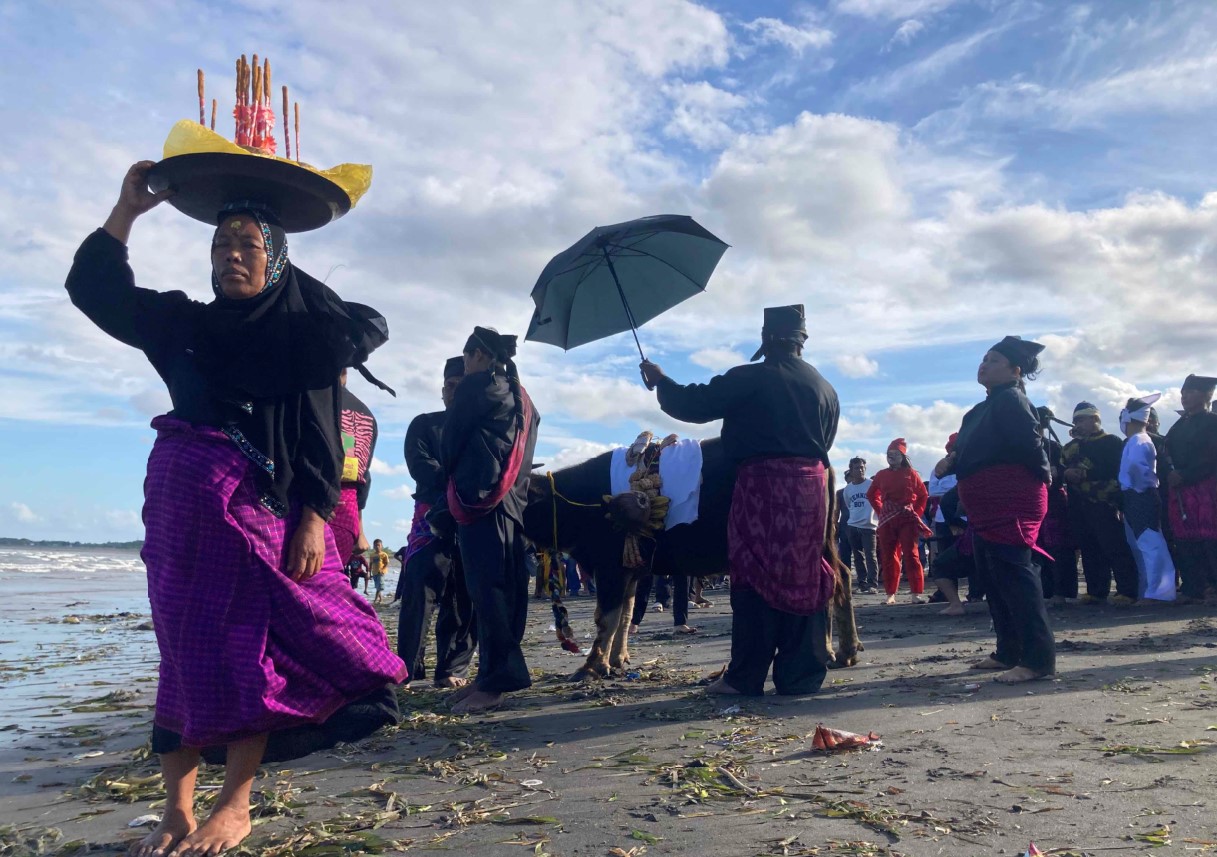 MENGARAK KERBAU: Prosesi ngaririk kerbau atau mengarak kerbau berhias dalam Ritual adat Nyalamaq Dilauk di Desa Tanjung Luar, Kecamatan Keruak, Lombok Timur, Rabu (9/7).
