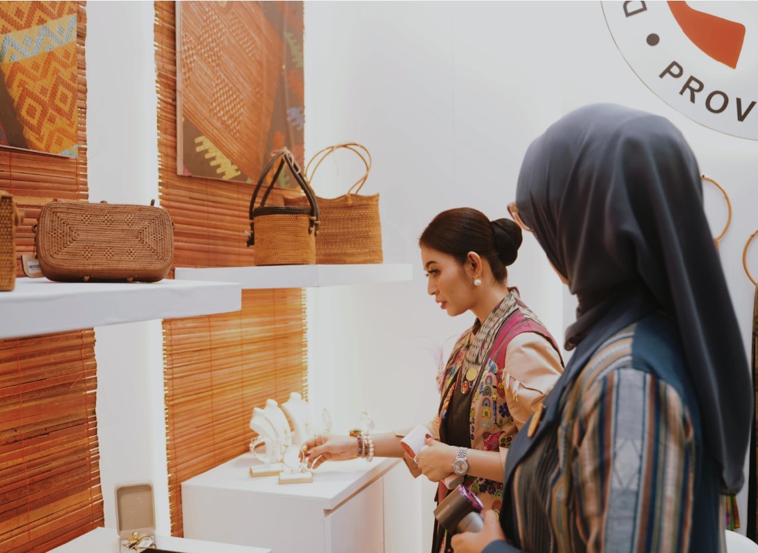 Ketua Umum Dekranas Selvi Gibran Rakabuming didampingi Ketua Dekranasda NTB Sinta Agathia saat melihat produk kriya NTB di booth Dekranasda NTB saat Expo HUT ke-45 Dekranasda di Balikpapan.